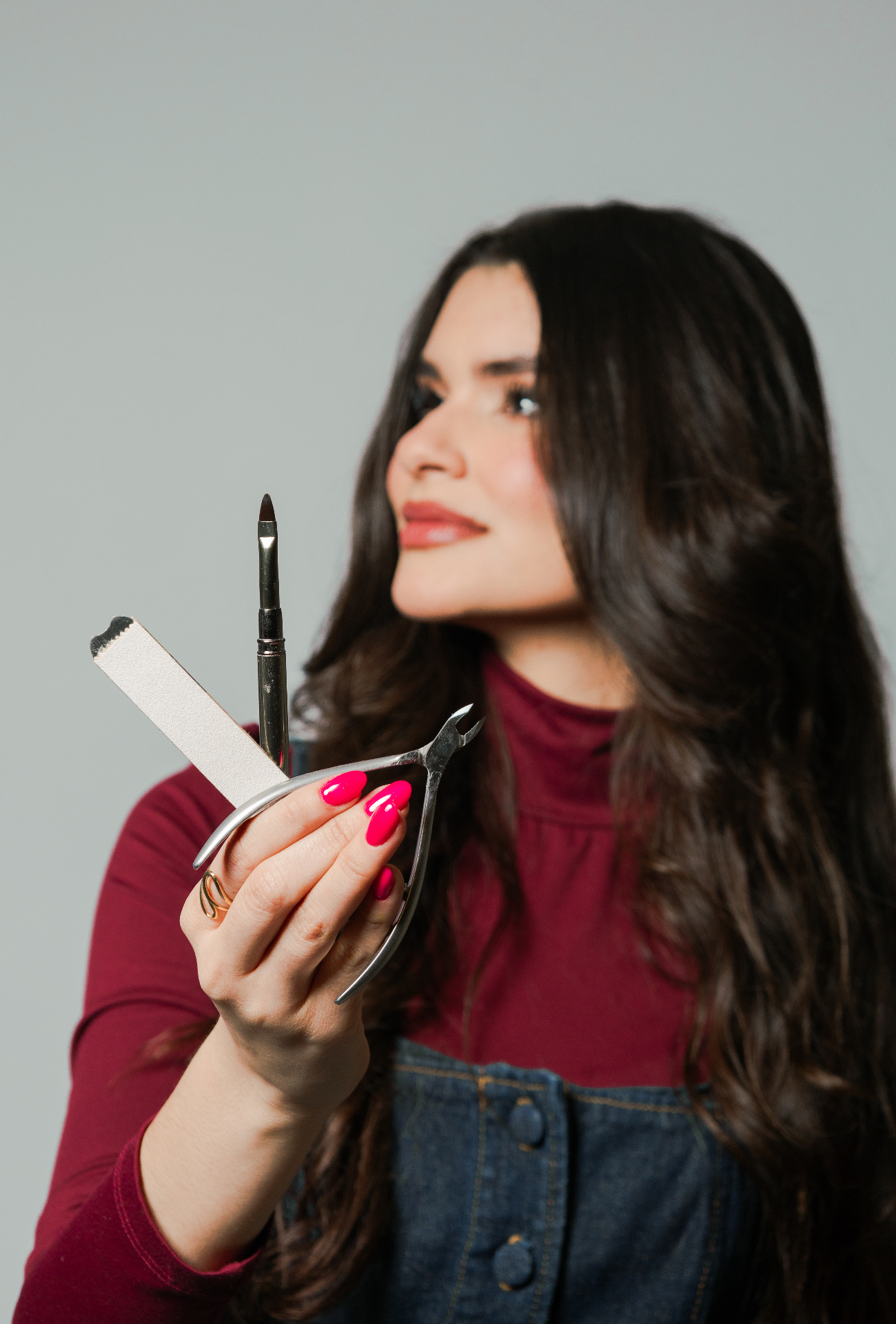 Mari trabajando con herramientas de manicura